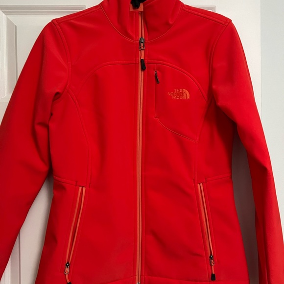SOLD Like new Northface Women’s jacket - Picture 4 of 6